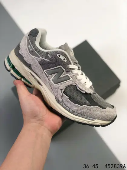 公司级带半码! 新百伦NB2002 balance 2002系列ML2002R,那个老朋友回来了,十年前的经典设计,现在再次复刻于2010年推出,10年后新版被称为2002R,该当代版本的首回亮相将以灰色与黑色两个配色呈现,其设计秉承经典 New Balance 跑鞋轮廓,其鞋面由磨砂皮和网状面板制成,透气性好,应季性强,自带纹理更具运动时尚风.同时搭载 ABZORB 技术和 N-ergy 缓冲技术,Vibram橡胶黄金大底,耐磨性强,稳定性高,抓地更牢,不易打滑. ID:452839A